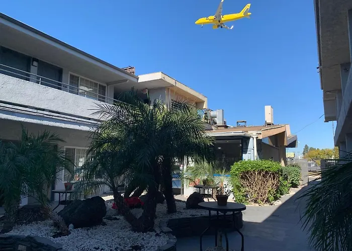 Super 8 by Wyndham Los Angeles Airport